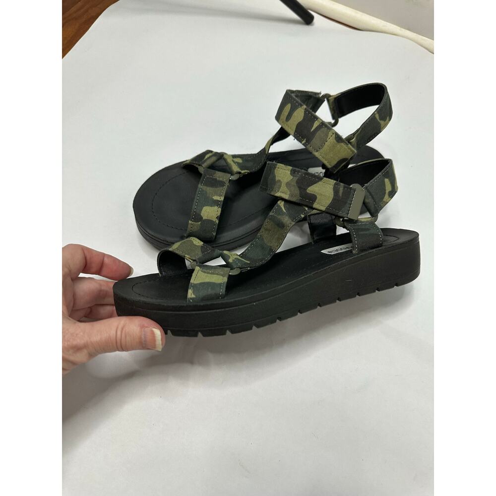Steve Madden women's sandals featuring a camouflage strap design Size 8